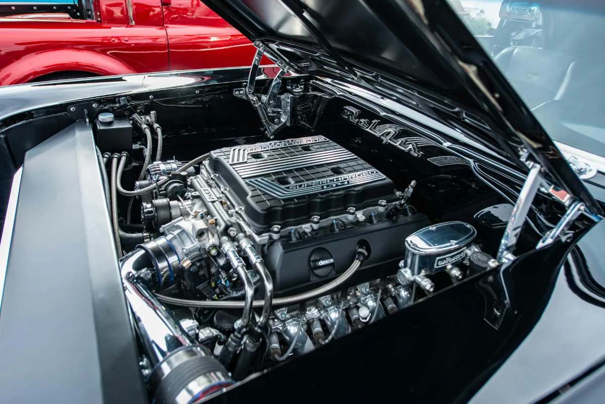 Mechanik podczas kontroli płynów eksploatacyjnych w IwoCars Zabrze